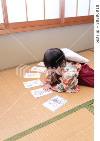 1歳の誕生日に袴を着て一升餅を背負って選び取りをする子供 88896918