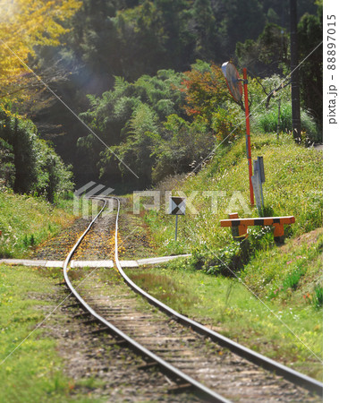 田舎のローカル線の線路のある風景 88897015