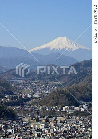 岩殿山から見た富士山と大月市街地(山梨県大月市) 岩殿山から見た富士山と大月市街地(山梨県大月市) 88897052