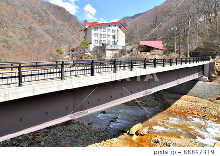 七味温泉橋／松川 温泉街方面を望む(長野県高山村)【2022.4】 88897319