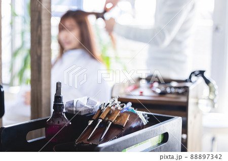 美容室　美容院　美容師　ストレートヘアの女性 88897342