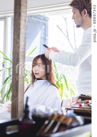 美容室 美容院 美容師 ストレートヘアの女性 美容室 美容院 美容師 ストレートヘアの女性 88897343