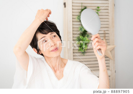 ヘアケアをするシニア女性 ヘアケアをするシニア女性 88897905