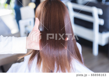美容室　美容院　美容師　ストレートヘアの女性 88898163