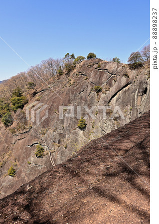 岩殿山の稚児落とし(山梨県大月市) 88898237