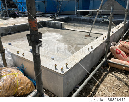 アパート建設の基礎工事現場のイメージ アパート建設の基礎工事現場のイメージ 88898455