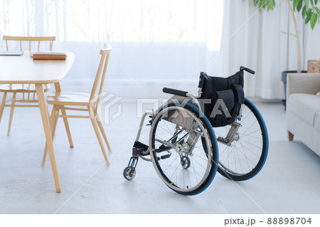 車いす　室内　顔無し 88898704