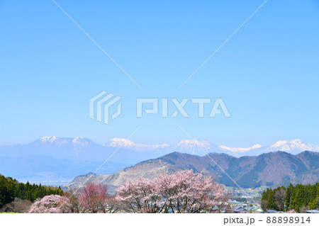 信州高山村より北信五岳方面を望む(長野県高山村)【2022.4】 88898914
