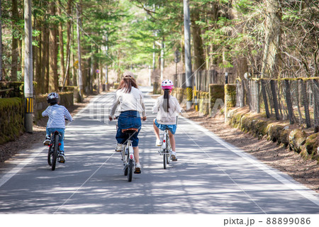 軽井沢でサイクリングを楽しむ家族 軽井沢でサイクリングを楽しむ家族 88899086