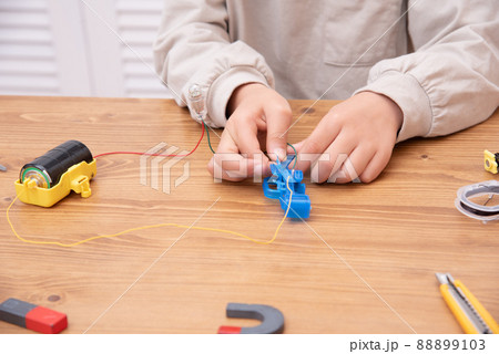 自宅で自由研究をする小学生の男の子 88899103