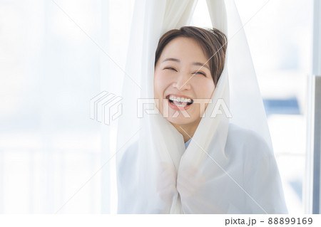 カーテンにくるまる女性 88899169