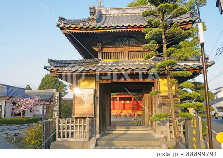 福岡県久留米市の古刹浄土宗専念寺楼門 88899791