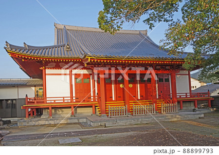 福岡県久留米市の古刹浄土宗専念寺朱塗りの本堂 88899793