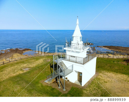 春の北海道江差町鴎島の鴎島灯台の風景を空撮 春の北海道江差町鴎島の鴎島灯台の風景を空撮 88899939