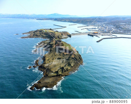 春の北海道江差町鴎島の風景を空撮 春の北海道江差町鴎島の風景を空撮 88900095