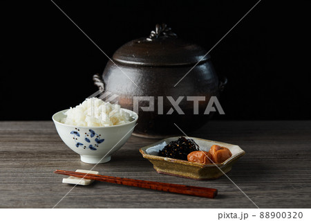 日本食イメージ　こんぶ　梅干し　ご飯のお供 88900320