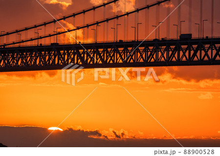 《兵庫県》明石海峡大橋の夕景 《兵庫県》明石海峡大橋の夕景 88900528