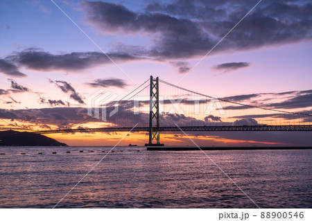 《兵庫県》明石海峡大橋の夕景 《兵庫県》明石海峡大橋の夕景 88900546