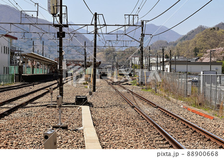 JR大月駅と211系電車(山梨県大月駅) JR大月駅と211系電車(山梨県大月駅) 88900668