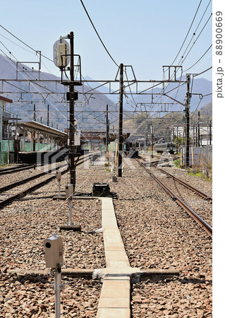 JR大月駅と211系電車(山梨県大月駅) 88900669