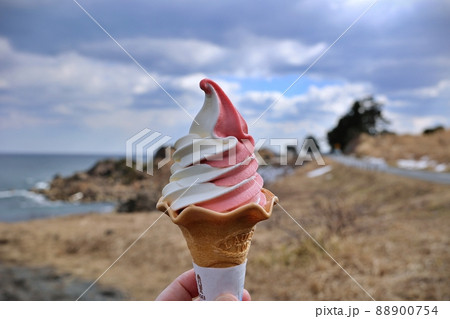 いちごとバニラのミックスソフトクリームの写真素材 [88900754] - PIXTA