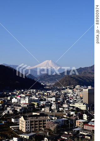 岩殿山から見た富士山と大月市街地(山梨県大月市) 岩殿山から見た富士山と大月市街地(山梨県大月市) 88900974