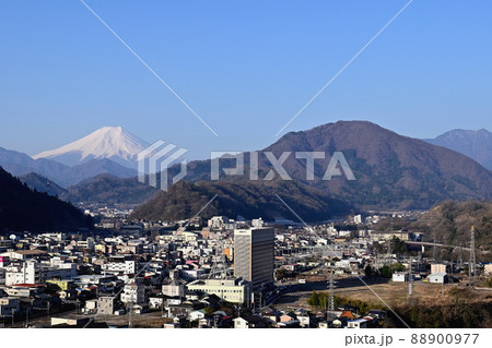岩殿山から見た富士山と大月市街地(山梨県大月市) 岩殿山から見た富士山と大月市街地(山梨県大月市) 88900977