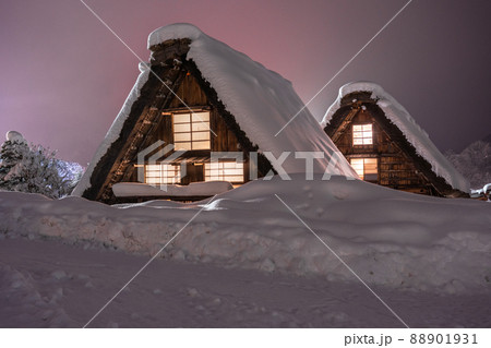 《岐阜県》積雪の白川郷・冬の合掌造り集落 88901931