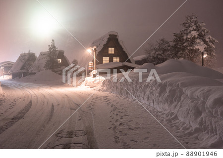 《岐阜県》積雪の白川郷・冬の合掌造り集落 88901946