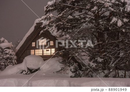 《岐阜県》積雪の白川郷・冬の合掌造り集落 《岐阜県》積雪の白川郷・冬の合掌造り集落 88901949
