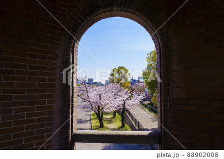 レトロな煉瓦造りの階段塔から見る毛利桜之宮公園 88902008