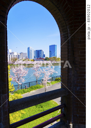 煉瓦造りの螺旋階段から見る毛利桜之宮公園 88902012
