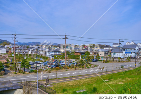 春の徳島県美馬市脇町の吉野川の土手から道の駅藍ランドうだつ方面を見る 88902466