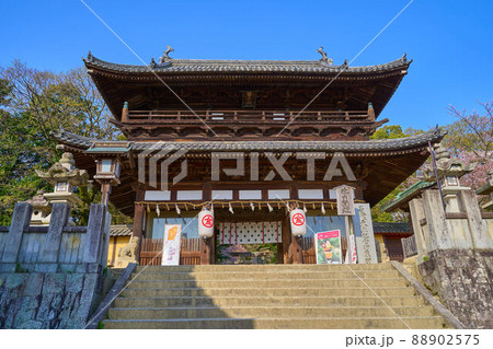 香川県琴平町の金刀比羅宮大門を見る 88902575