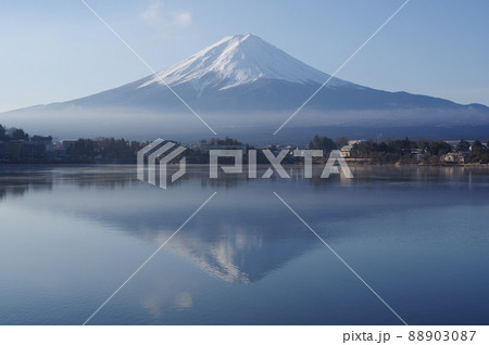 冬の河口湖で見る富士山と逆さ富士 88903087
