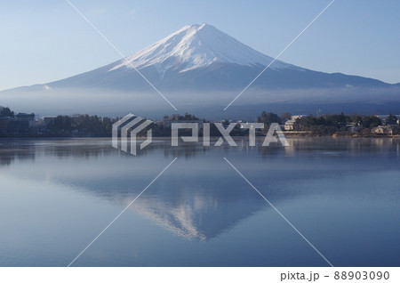 冬の河口湖で見る富士山と逆さ富士 88903090