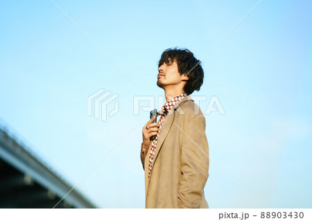 男性　ファッション　若い 88903430