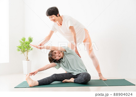 ストレッチをする女性イメージ 88904024