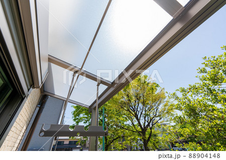 中庭のテラス屋根 88904148