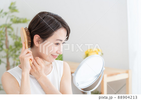 美容・ビューティー・ミドル女性・笑顔・ヘアセット・髪の毛 88904213