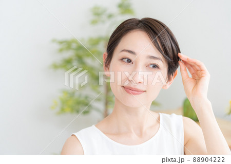 美容・ビューティー・ミドル女性・笑顔・ヘアセット・髪の毛 88904222