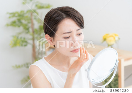 美容・ビューティー・ミドル女性・肌荒れ・シミ・シワ・ニキビ 美容・ビューティー・ミドル女性・肌荒れ・シミ・シワ・ニキビ 88904280