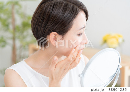 美容・ビューティー・ミドル女性・肌荒れ・シミ・シワ・ニキビ 88904286
