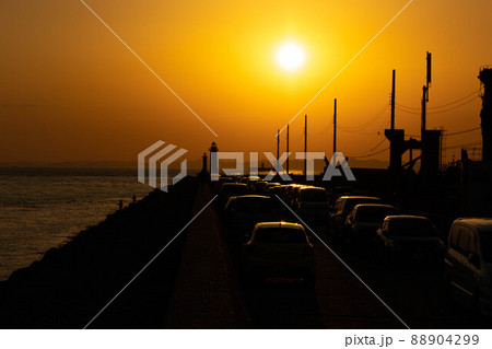 夕日に染まる新島埠頭人工島 88904299