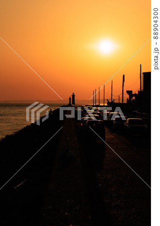 夕日に染まる新島埠頭人工島 夕日に染まる新島埠頭人工島 88904300