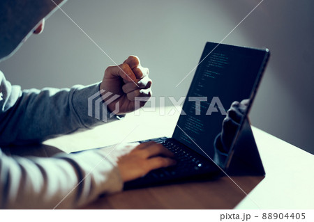 成功してガッツポーズをする男性ハッカー 成功してガッツポーズをする男性ハッカー 88904405