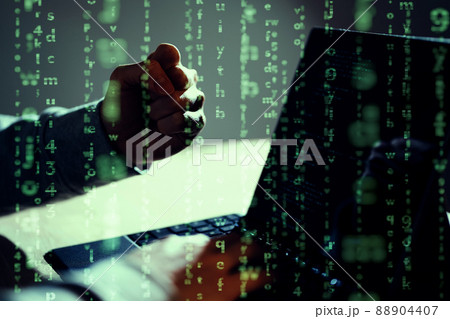 成功してガッツポーズをする男性ハッカー 成功してガッツポーズをする男性ハッカー 88904407