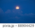 満月と夏の雲 88904429