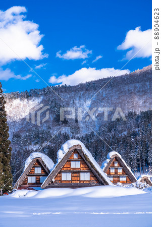 《岐阜県》積雪の白川郷・冬の合掌造り集落 88904623