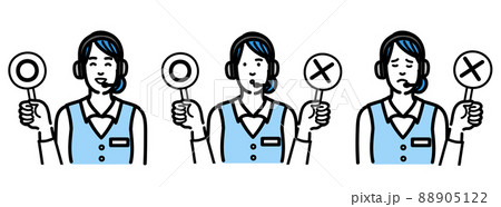 マルバツの札を持っているオペレーターの若い女性のセット 88905122